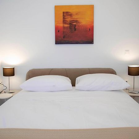 Konstantinos Stylish Brand New Apt In The Heart Of Атина Екстериор снимка